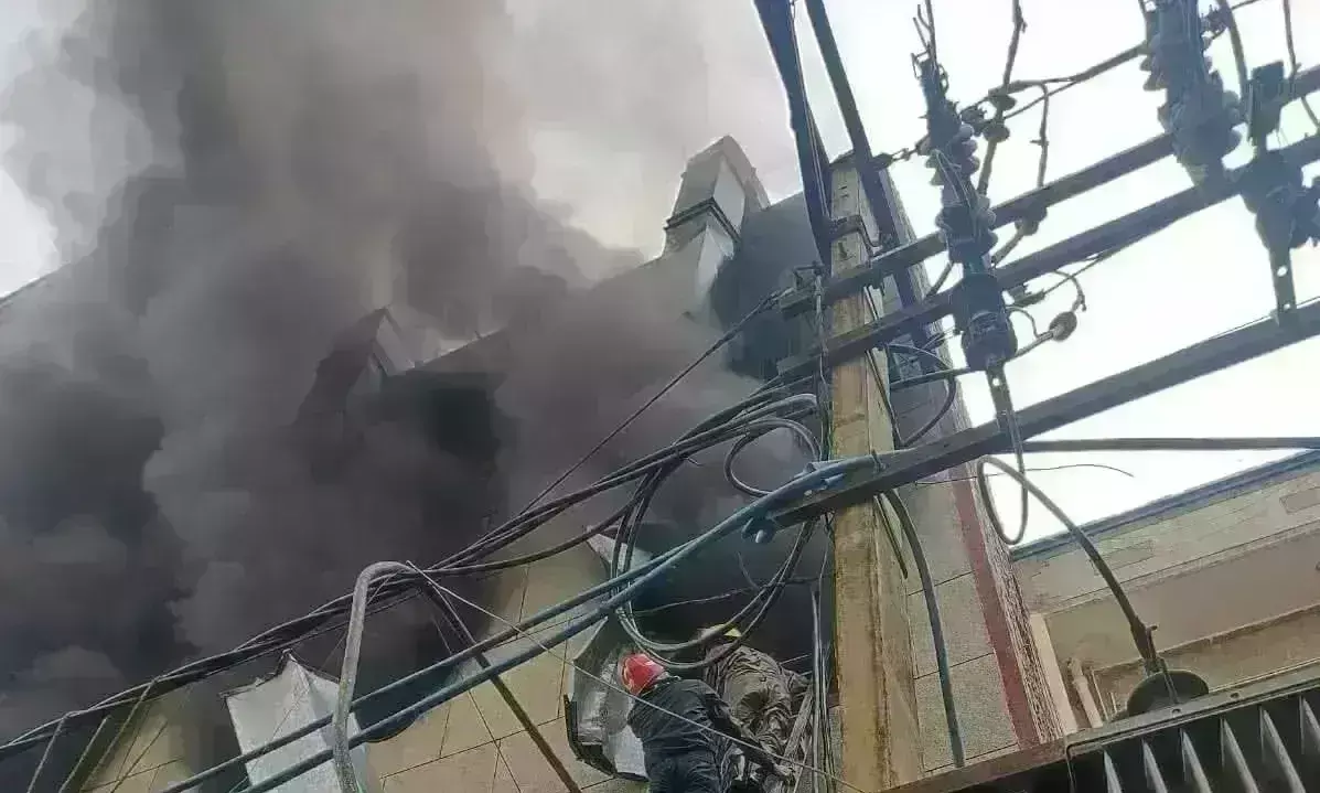 दिल्ली के एक प्लास्टिक फैक्ट्री में भीषण आग ...हादसे में 2 लोगों की मौत दिल्ली के एक प्लास्टिक फैक्ट्री में भीषण आग ...हादसे में 2 लोगों की मौत