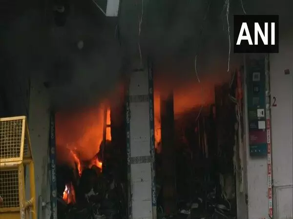 Delhis Chandni Chowk wholesale bazaar is still being destroyed by a sizable fire