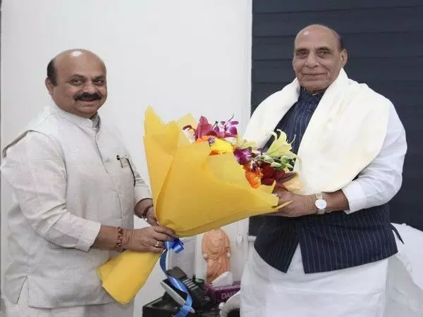 Bommai meets with Rajnath Singh and requests that he turn over state land that is under defence control.