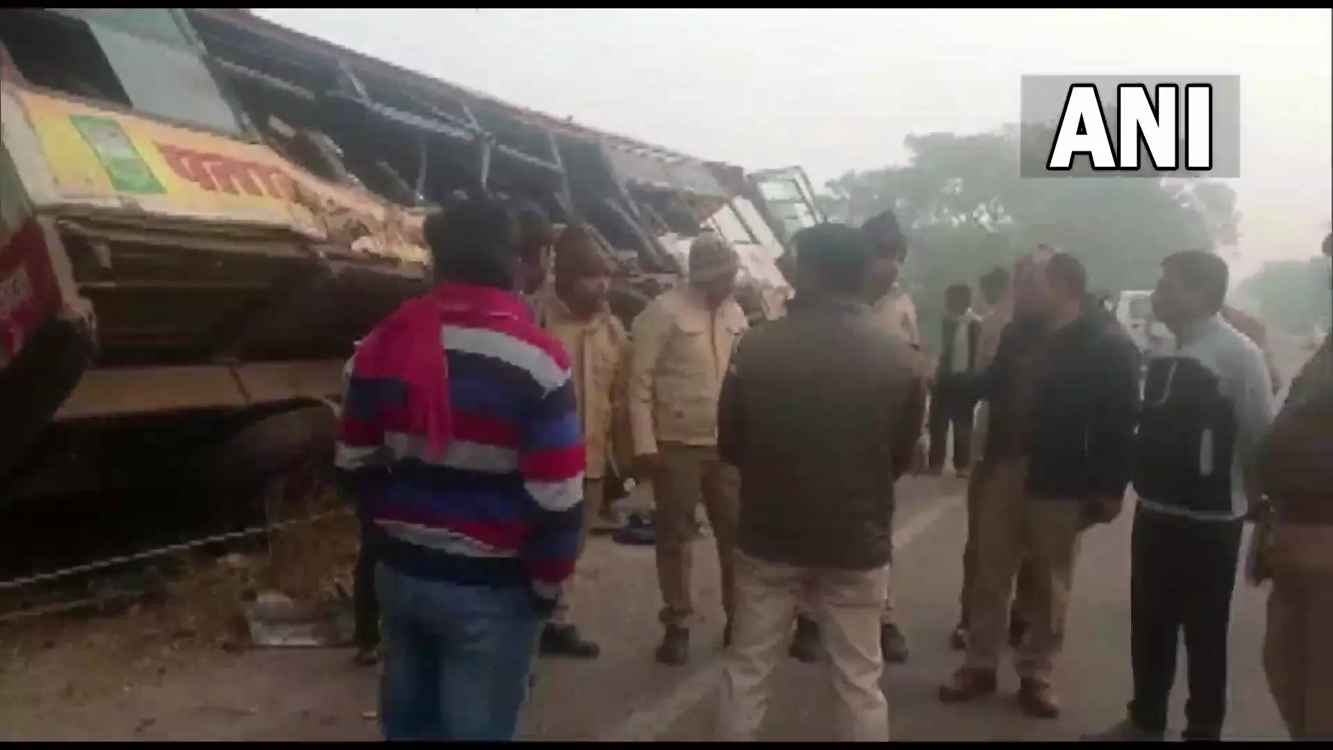 यू पी  :रोडवेज बस और ट्रक की टक्कर में छह लोगों की मौत हो गई और 15 घायल