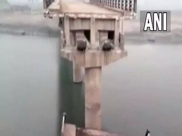 बिहार के बेगूसराय में 13 करोड़ रुपये की लागत से बना पुल गिरा, किसी के हताहत होने की सूचना नहीं बिहार के बेगूसराय में 13 करोड़ रुपये की लागत से बना पुल गिरा, किसी के हताहत होने की सूचना नहीं