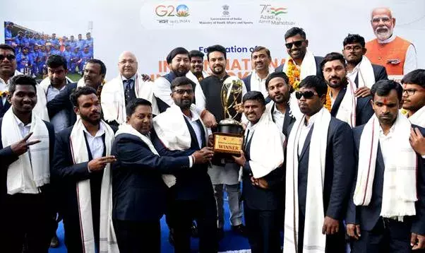 विश्व कप जीतने पर भारतीय नेत्रहीन क्रिकेट टीम को अनुराग ठाकुर ने सम्मानित किया विश्व कप जीतने पर भारतीय नेत्रहीन क्रिकेट टीम को अनुराग ठाकुर ने सम्मानित किया