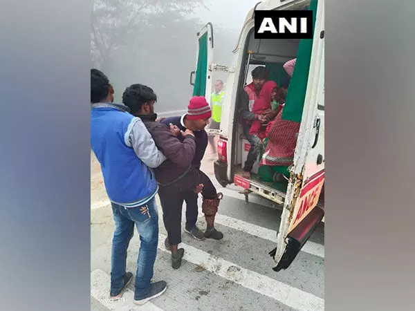 उत्तर प्रदेश में घने कोहरे के कारण सड़क दुर्घटना में एक की मौत, 10 घायल उत्तर प्रदेश में घने कोहरे के कारण सड़क दुर्घटना में एक की मौत, 10 घायल