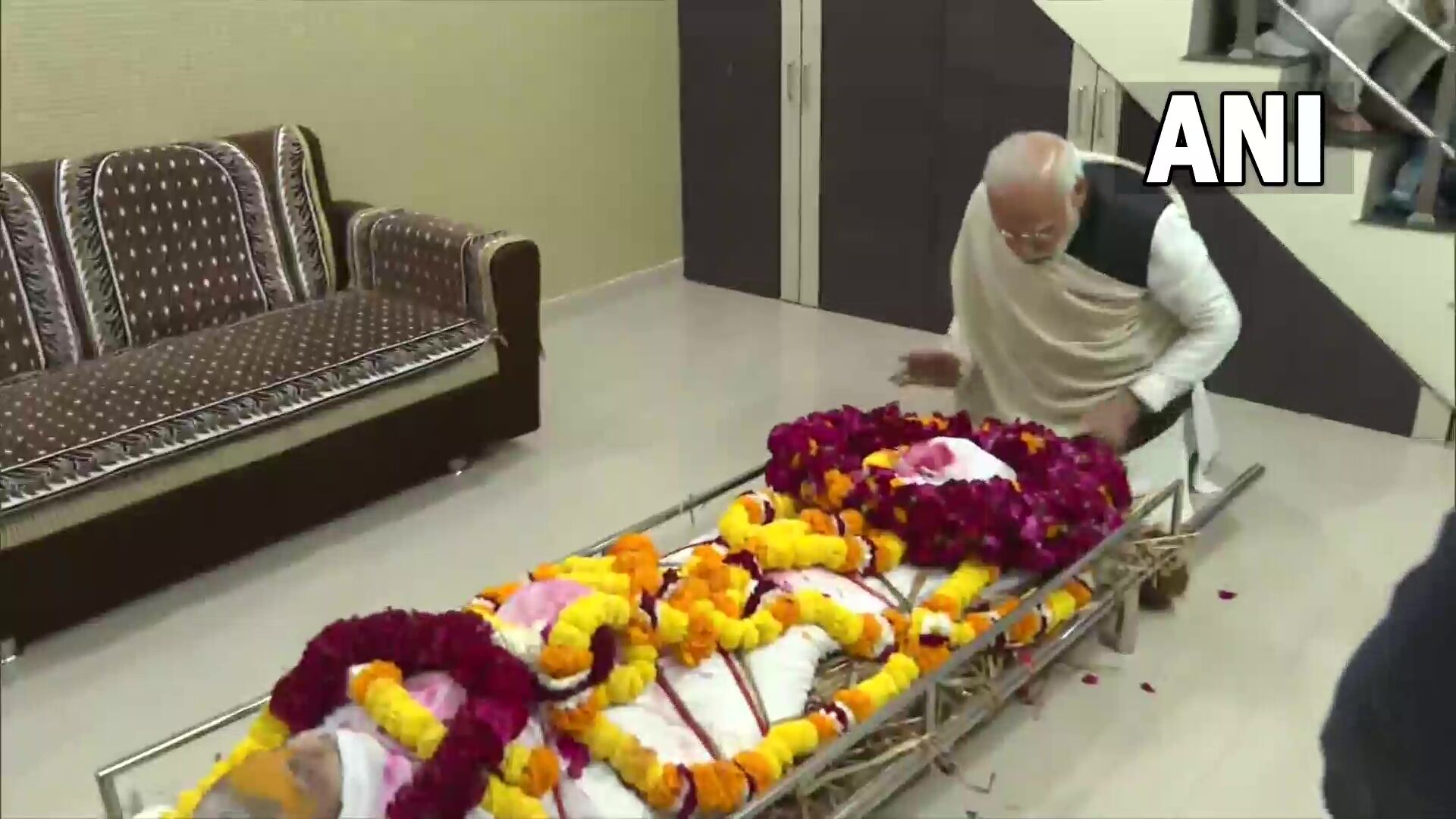 प्रधानमंत्री मोदी ने दी माँ को अंतिम विदाई