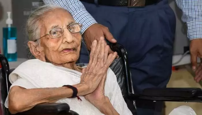 मुस्लिम समाज के लोगों ने हीराबेन के स्वर्गवास पर शोक मनाकर दिया श्रद्धांजलि मुस्लिम समाज के लोगों ने हीराबेन के स्वर्गवास पर शोक मनाकर दिया श्रद्धांजलि