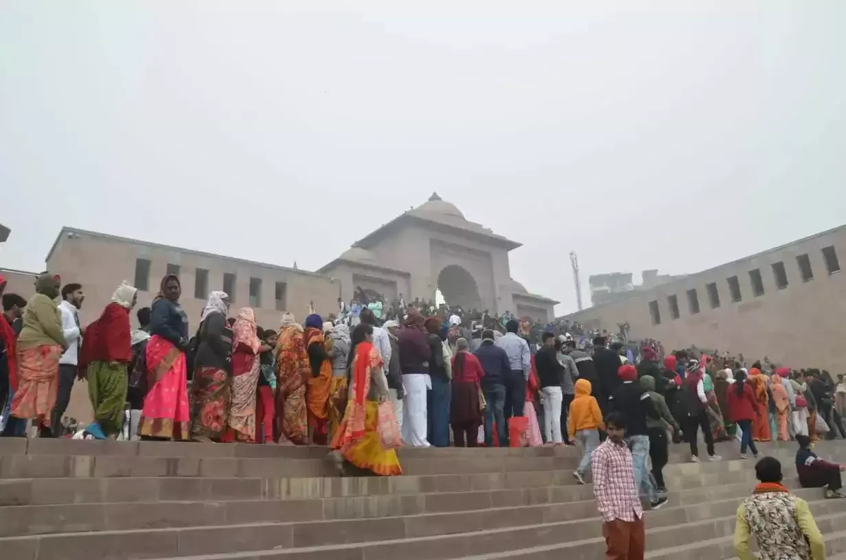 नए साल पर वाराणसी में टूटा रिकॉर्ड, विश्वनाथ कॉरिडोर से गंगा घाट तक लगी कतार,