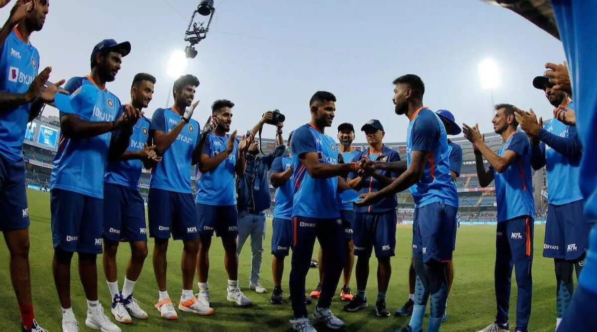 शिवम मावी ने की बेहतरीन गेंदबाजी, अपने पहले ही अंतर्राष्ट्रीय मैच में लिये 4 विकेट शिवम मावी ने की बेहतरीन गेंदबाजी, अपने पहले ही अंतर्राष्ट्रीय मैच में लिये 4 विकेट