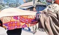 एम्बुलेंस की मर्ज़ी के पैसे ना दे पाने पर बेटा कंधे पर मां का शव ले गया एम्बुलेंस की मर्ज़ी के पैसे ना दे पाने पर बेटा कंधे पर मां का शव ले गया
