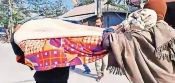 एम्बुलेंस की मर्ज़ी के पैसे ना दे पाने पर बेटा कंधे पर मां का शव ले गया एम्बुलेंस की मर्ज़ी के पैसे ना दे पाने पर बेटा कंधे पर मां का शव ले गया
