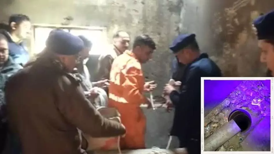6 साल का बच्चा खेलते समय 60 फीट गहरे बोरवेल में गिरा… 6 साल का बच्चा खेलते समय 60 फीट गहरे बोरवेल में गिरा…