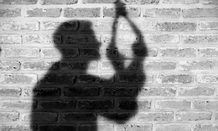 ऑनलाइन क्रिकेट में सट्टा हारने पर युवक ने की आत्महत्या