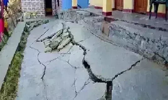 Despite the ban, mountains are being cut in the dark of night in Joshimath Despite the ban, mountains are being cut in the dark of night in Joshimath