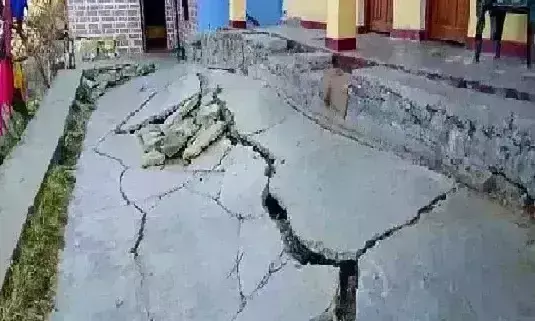 Despite the ban, mountains are being cut in the dark of night in Joshimath Despite the ban, mountains are being cut in the dark of night in Joshimath