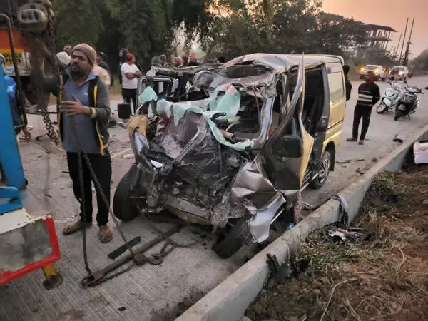 गोवा-मुंबई हाईवे पर कार-ट्रक की टक्कर में नौ लोगों की मौत