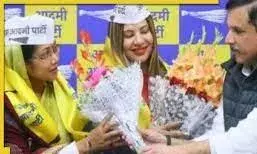 BJP leader Usha Kol and Actress Sambhavna Seth join AAP