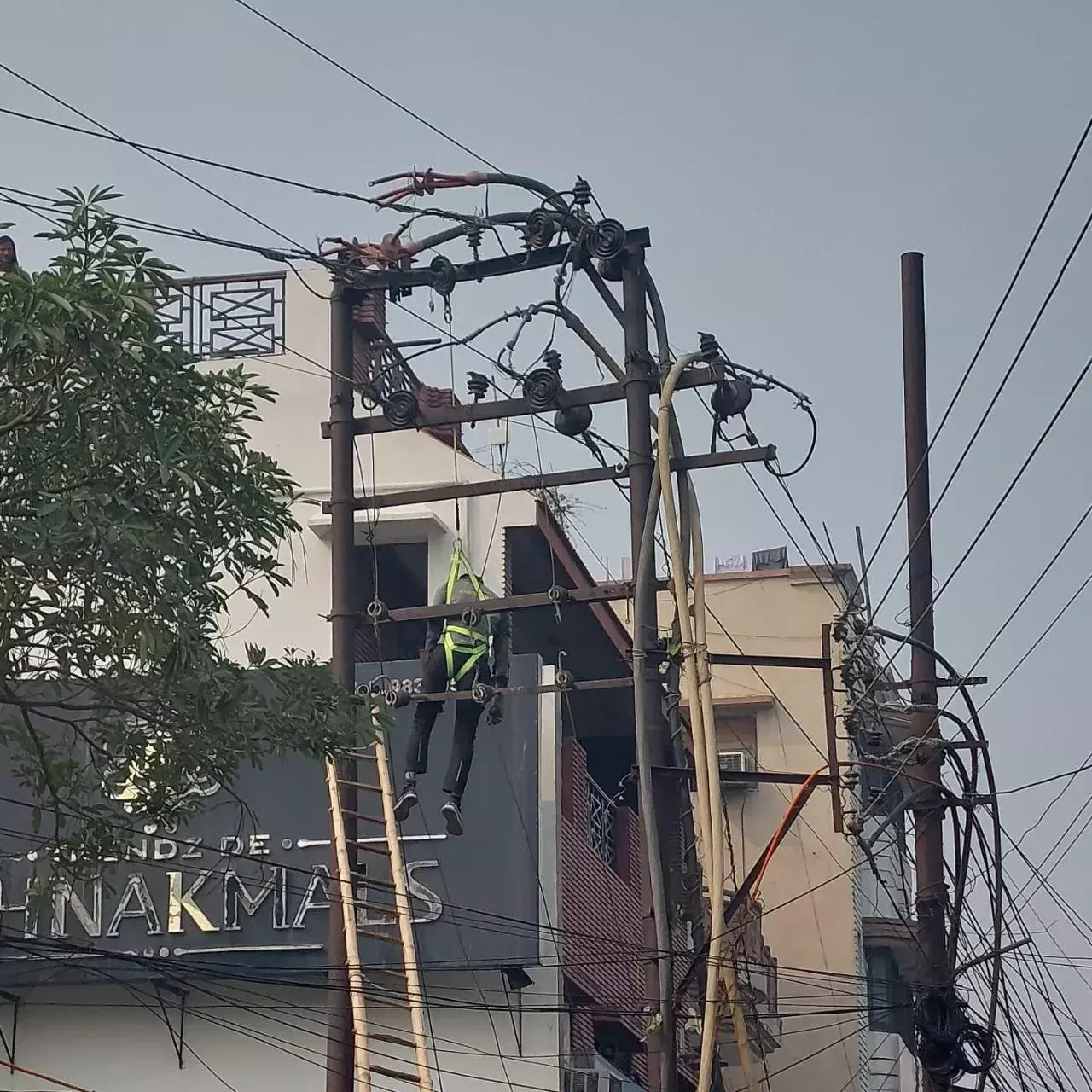 क्षेत्र में ट्रांसफार्मर पर काम करते वक्त करंट लगने से झुलसा संविदा कर्मी की मौत परिवार में कोहराम