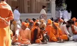 विराट कोहली और अनुष्का शर्मा ने ऋषिकेश में साधु-संतों के लिए भंडारे का आयोजन किया