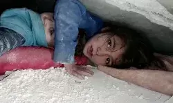 सीरिया में मलबे में दबी बच्ची की मार्मिक अपील… सीरिया में मलबे में दबी बच्ची की मार्मिक अपील…