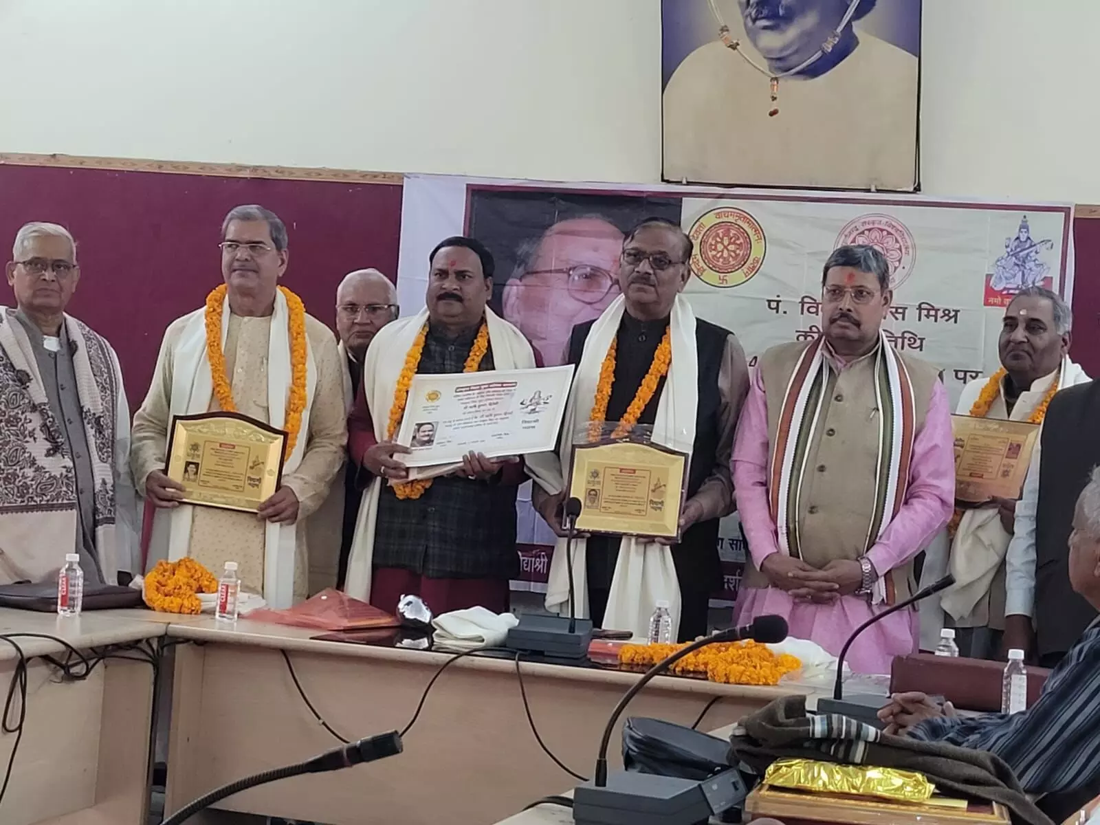 कवि अपने रचनात्मकता से दिव्य चेतना को विकसित करता है .... कवि अपने रचनात्मकता से दिव्य चेतना को विकसित करता है ....