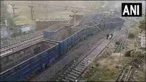 आपस में टकराई दो मालगाड़ियां,एक पायलट घायल, लखनऊ-वाराणसी रूट बाधित आपस में टकराई दो मालगाड़ियां,एक पायलट घायल, लखनऊ-वाराणसी रूट बाधित