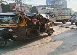 ऑटो रिक्शा पर गिरा लोहे का पोल, एक महिला की मौत