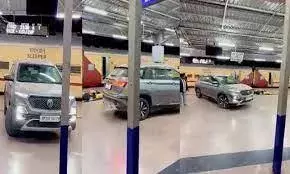 आगरा के शख्स पर रेलवे प्लेटफॉर्म पर MG Hector SUV चलाने का मामला दर्ज