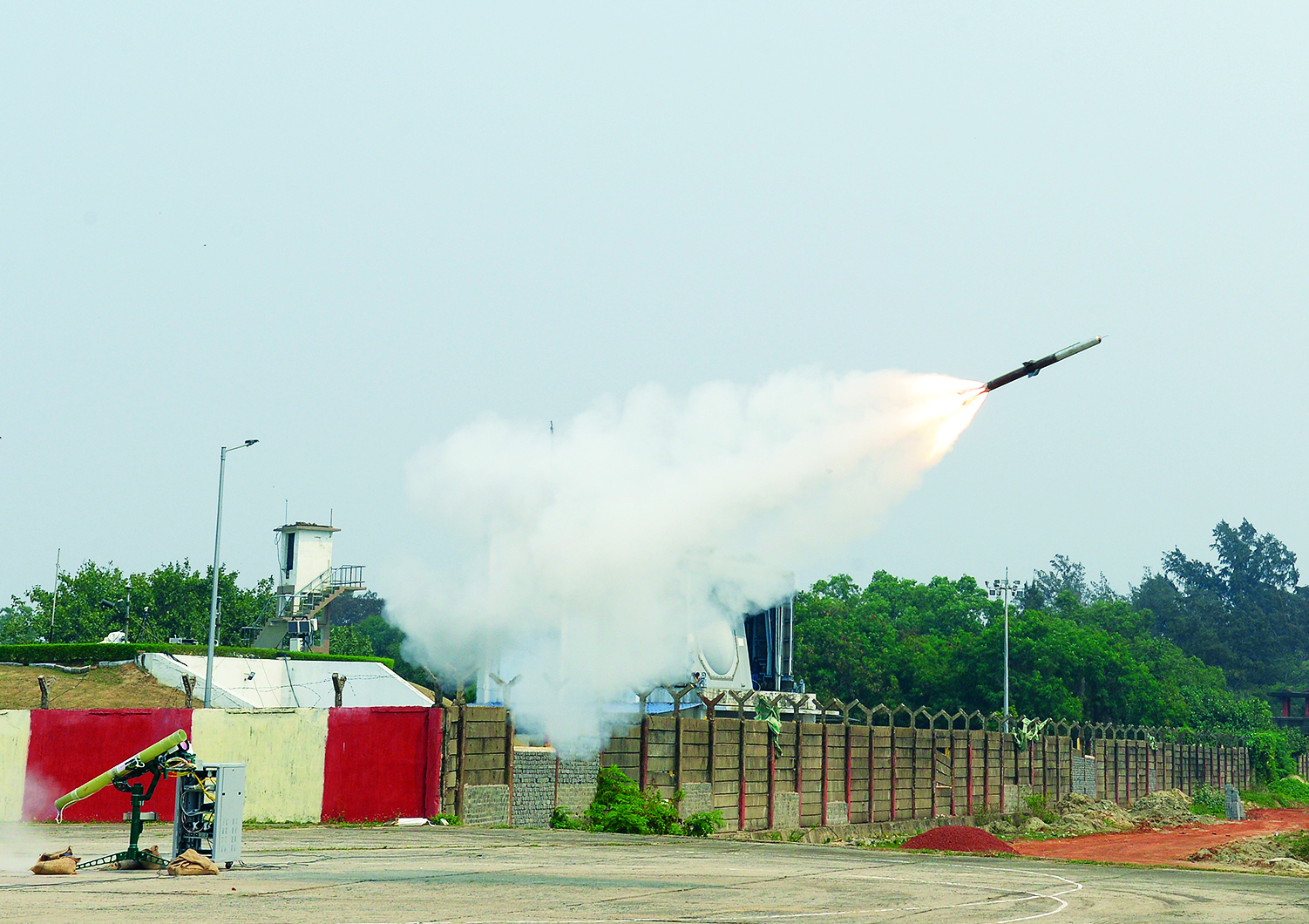 रक्षा अनुसंधान और विकास संगठन ( डीआरडीओ ) ने ओडिशा समुद्र तट से बहुत कम दूरी की वायु रक्षा प्रणाली मिसाइल ( प्रक्षेपणास्त्र ) के लगातार दो सफल उड़ान परीक्षण किए