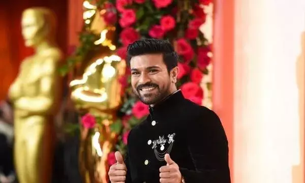 हैदराबाद पहुंचे राम चरण, प्रशंसकों ने किया भव्य स्वागत