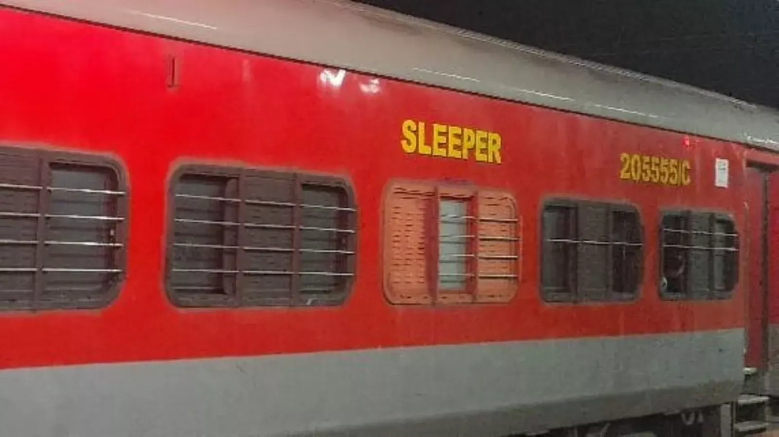 चलती ट्रेन में एक व्यक्ति ने यात्री पर पेट्रोल छिड़क कर आग लगा दी