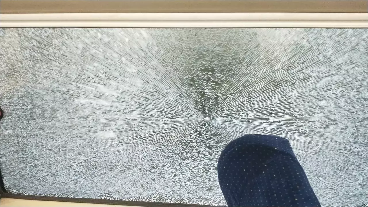 विशाखापट्टन : वंदे भारत एक्सप्रेस पर फिर पथराव हुआ विशाखापट्टन : वंदे भारत एक्सप्रेस पर फिर पथराव हुआ