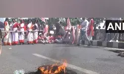 рдЭрд╛рд░рдЦрдВрдб рдХреЗ рд░рд╛рдВрдЪреА рдореЗрдВ рдзрд╛рд░реНрдорд┐рдХ рдЭрдВрдбрд╛ рдЬрд▓рд╛рдиреЗ рдХреЗ рд╡рд┐рд░реЛрдз рдореЗрдВ рдЖрджрд┐рд╡рд╛рд╕реА рдирд┐рдХрд╛рдпреЛрдВ рдиреЗ рдХрд┐рдпрд╛ рдкреНрд░рджрд░реНрд╢рди; 150 рд╕реЗ рдЕрдзрд┐рдХ рдХреЛ рд╣рд┐рд░рд╛рд╕рдд рдореЗрдВ рд▓рд┐рдпрд╛ рдЭрд╛рд░рдЦрдВрдб рдХреЗ рд░рд╛рдВрдЪреА рдореЗрдВ рдзрд╛рд░реНрдорд┐рдХ рдЭрдВрдбрд╛ рдЬрд▓рд╛рдиреЗ рдХреЗ рд╡рд┐рд░реЛрдз рдореЗрдВ рдЖрджрд┐рд╡рд╛рд╕реА рдирд┐рдХрд╛рдпреЛрдВ рдиреЗ рдХрд┐рдпрд╛ рдкреНрд░рджрд░реНрд╢рди; 150 рд╕реЗ рдЕрдзрд┐рдХ рдХреЛ рд╣рд┐рд░рд╛рд╕рдд рдореЗрдВ рд▓рд┐рдпрд╛