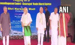 पीएम मोदी ने तिरुवनंतपुरम से केरल की पहली वंदे भारत एक्सप्रेस को हरी झंडी दिखाई