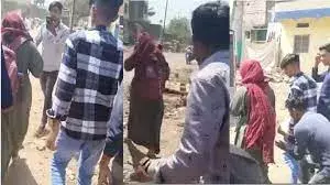 बुर्का पहनी लड़की को छेड़ते उसके ही समुदाय के लोग , वीडियो वायरल बुर्का पहनी लड़की को छेड़ते उसके ही समुदाय के लोग , वीडियो वायरल