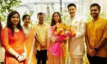 परिणीति चोपड़ा ने आम आदमी पार्टी के सांसद राघव चड्ढा से की सगाई परिणीति चोपड़ा ने आम आदमी पार्टी के सांसद राघव चड्ढा से की सगाई