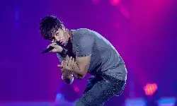 एनरिक इग्लेसियस निमोनिया के कारण हेडलाइनिंग संगीत समारोह से बाहर हो गए एनरिक इग्लेसियस निमोनिया के कारण हेडलाइनिंग संगीत समारोह से बाहर हो गए