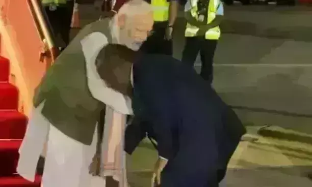 पापुआ न्यू गिनी के पीएम ने आगमन पर पीएम मोदी के पैर छुए पापुआ न्यू गिनी के पीएम ने आगमन पर पीएम मोदी के पैर छुए
