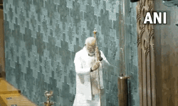 नई संसद का उद्घाटन , पीएम मोदी ने लोकसभा कक्ष में पवित्र सेंगोल किया स्थापित