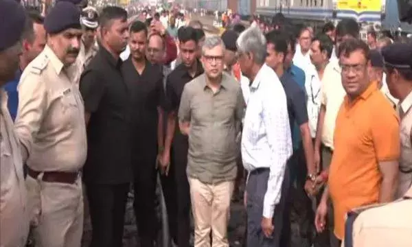 अश्विनी वैष्णव ओडिशा के बालासोर में ट्रेन दुर्घटना स्थल पर पहुंचे