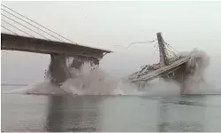 बिहार में पुल गिरा; सरकार का कहना है कि यह दोषपूर्ण था, इसे नीचे खींचा जा रहा है