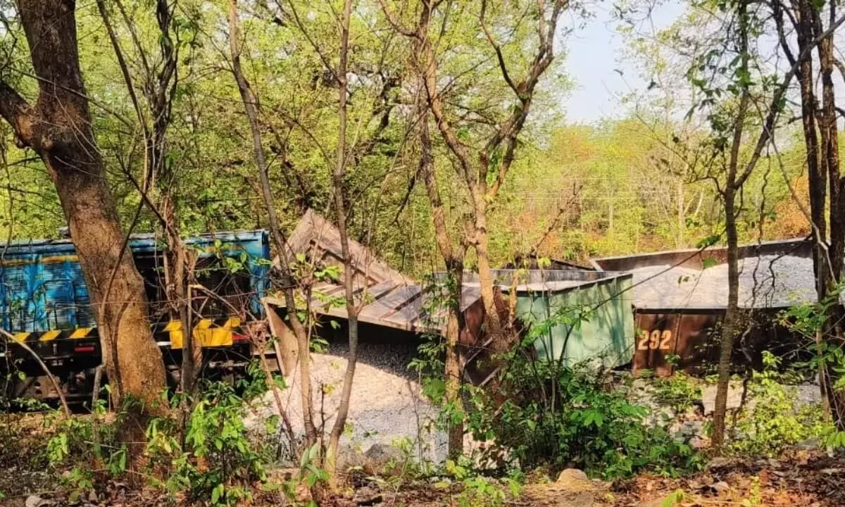 बालासोर हादसे के बाद ओडिशा के बरगढ़ में मालगाड़ी पटरी से उतरी