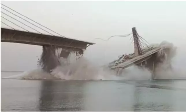 बिहार में पुल गिरा; सरकार का कहना है कि यह दोषपूर्ण था, इसे नीचे खींचा जा रहा है