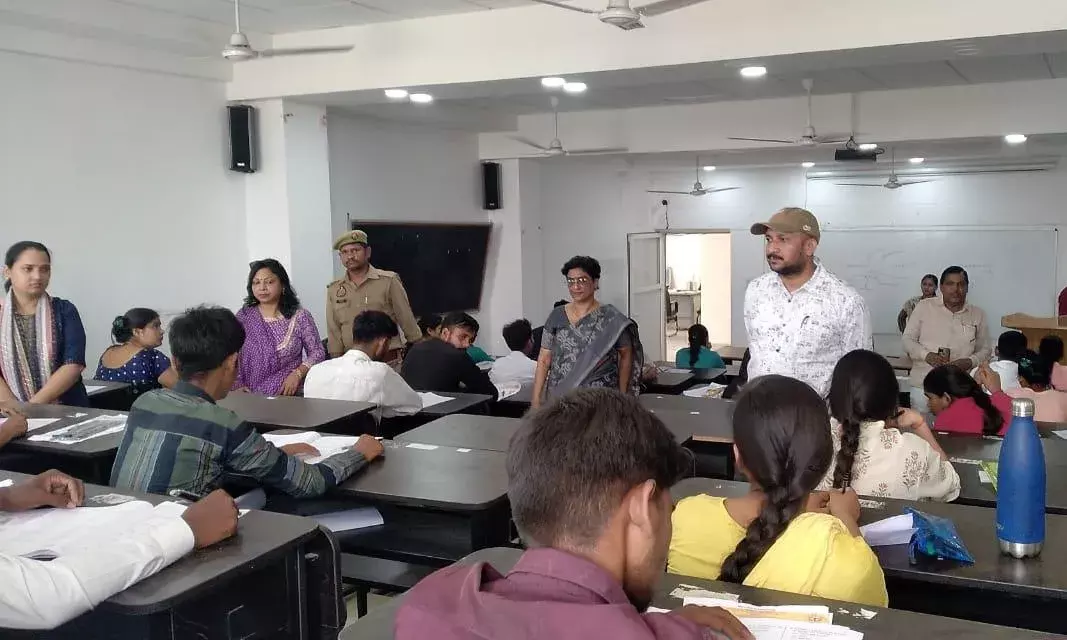 परीक्षा को सकुशल सम्पन्न कराने के लिए कुलपति सहित अधिकारियों ने किया केन्द्रों का निरीक्षण