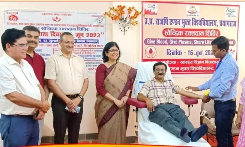 मुक्त विश्वविद्यालय के रक्तदान शिविर में शिक्षकों एवं  कर्मचारियों ने किया रक्तदान
