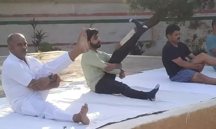 अवध विवि द्वारा जिला कारागार में कैदियों को कराया गया योगाभ्यास