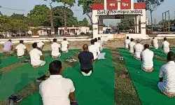 अवध विवि द्वारा पुलिस कर्मियों को कराया गया योगाभ्यास