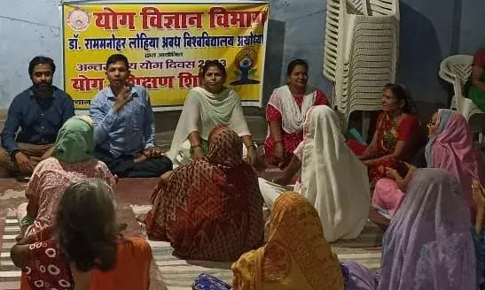 वृद्धा आश्रम की महिलाओं ने सीखा योग