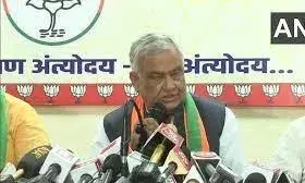 भाजपा सांसद धरने पर बैठे राजस्थान के मंत्री के खिलाफ भ्रष्टाचार का मामला दर्ज करने की मांग