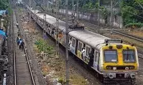 15 यात्रियों को हिरासत में लिया गया, ठाणे में  खड़ी लोकल ट्रेन में चढ़ने की कर रहे थे कोशिश