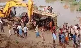 मध्य प्रदेश के दतिया जिले मे ट्रक नदी में गिरने से हुई 5 मौते कई घायल