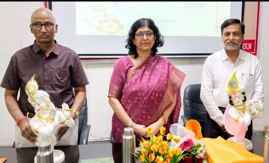 विदाई समारोह में कुलपति ने किया निदेशकों का सम्मान, मुक्त विश्वविद्यालय से सेवानिवृत्त हुए प्रबंधन एवं स्वास्थ्य विज्ञान के निदेशक